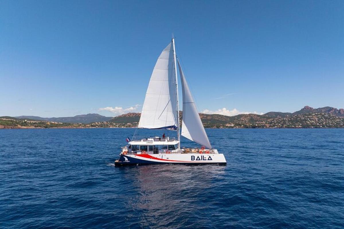 una barca a vela in mezzo a un grande specchio d'acqua