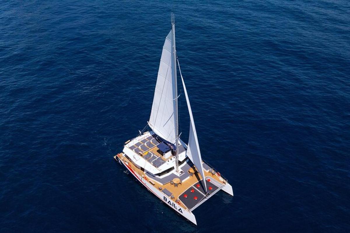 una barca con una grande vela bianca nell'acqua