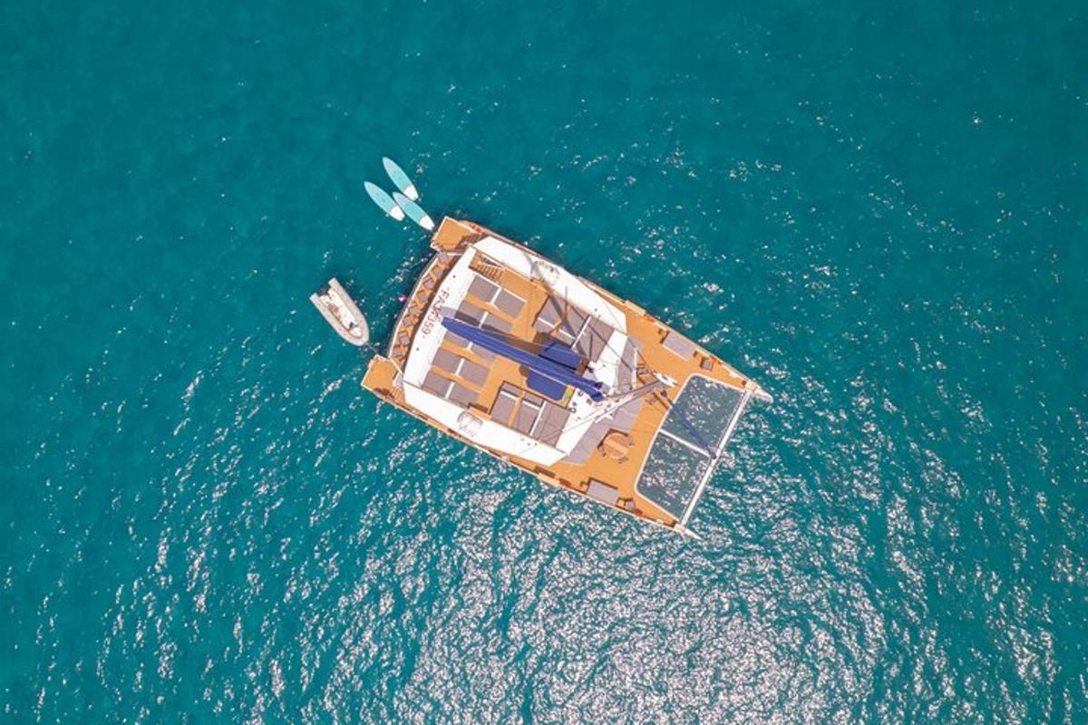 una vista dall'alto di una barca in acqua