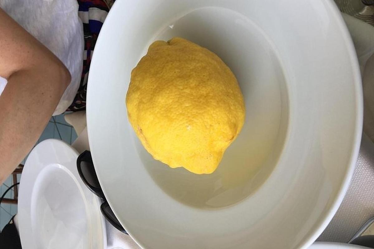 uma tigela branca com um pedaço de comida dentro