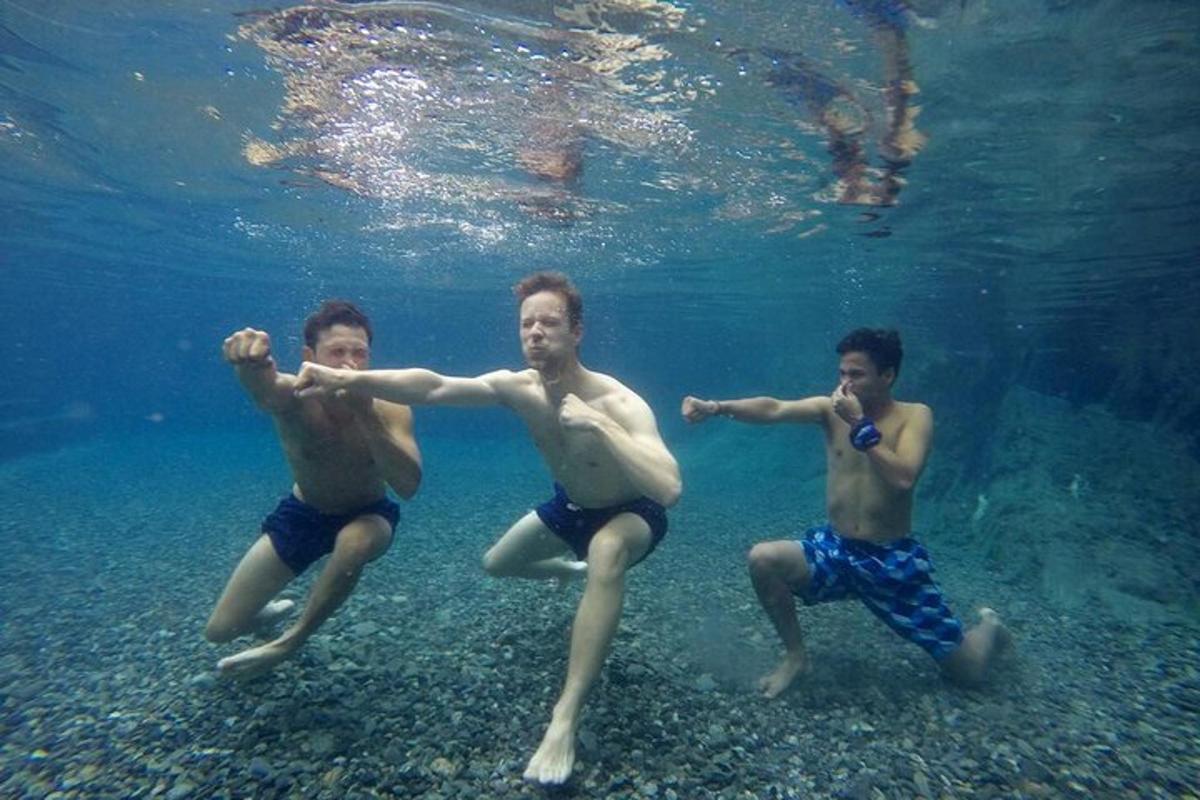 tre giovani uomini stanno nuotando nell'acqua