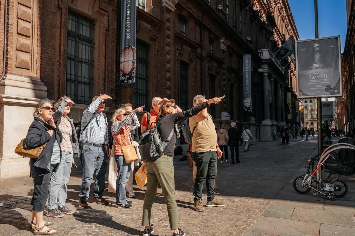 egy csoport ember áll a város utcáján