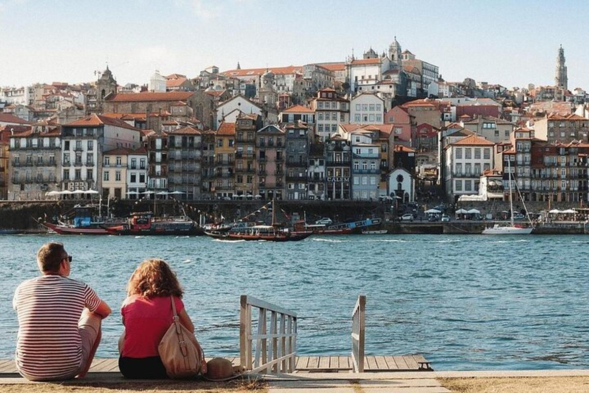 egy férfi és egy nő ül egy mólón a víz közelében