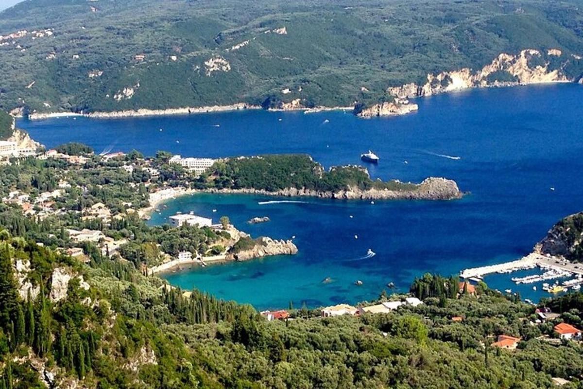 pogled na skupino otokov v vodi