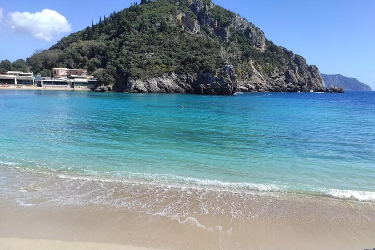 θέα μιας παραλίας με ένα βουνό στο βάθος