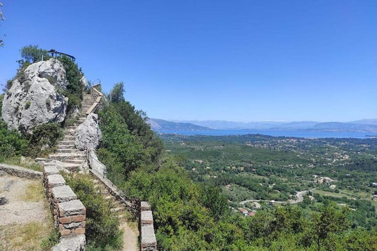 Una vista de una montaña con escalones en una roca