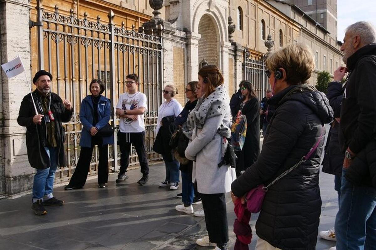 egy csoport ember áll egy kapu előtt