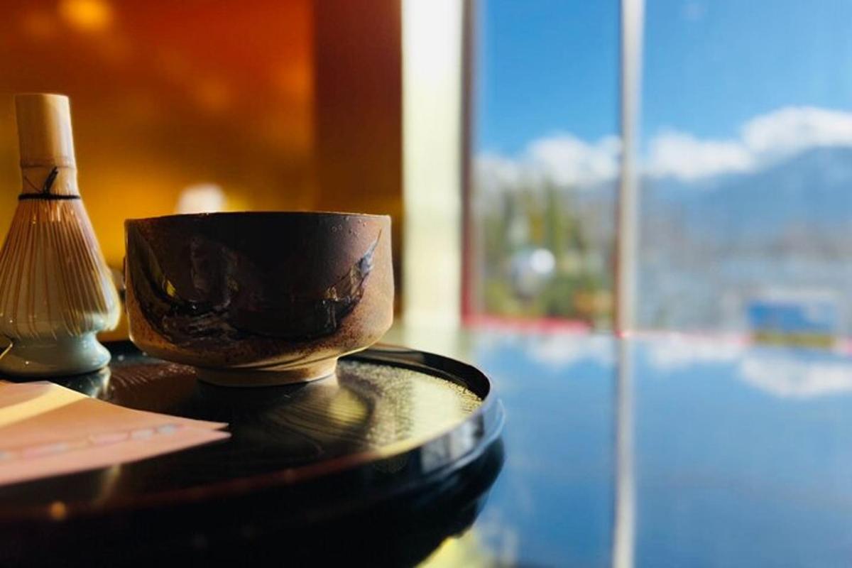en svart kaffekopp som står på toppen av et bord