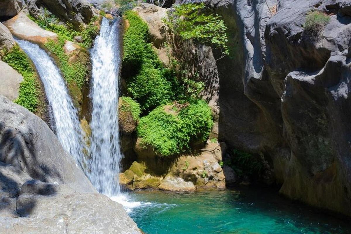 una cascada al mig d'un estany d'aigua