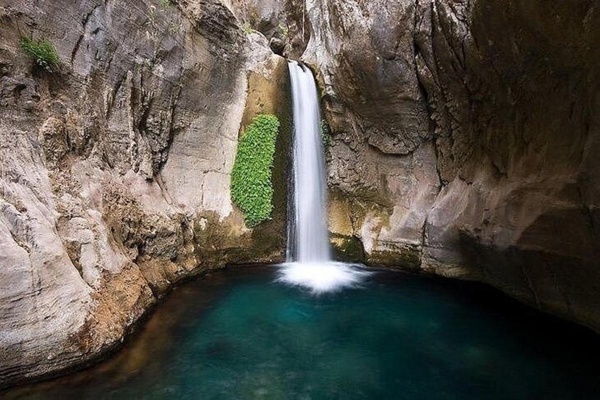 una cascada al mig d'un estany d'aigua