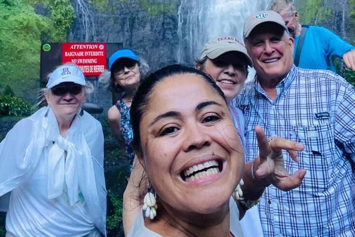 un grup de persones dempeus davant d'una cascada