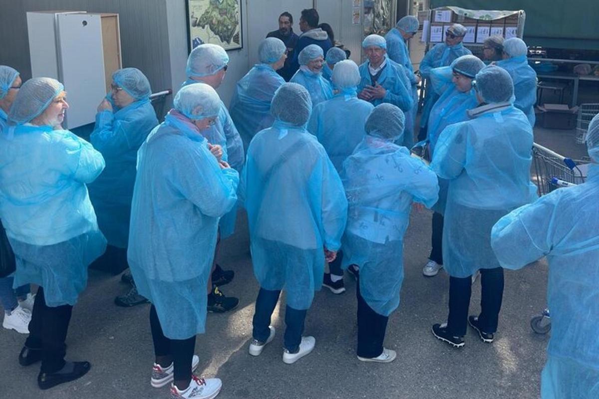 um grupo de cirurgiões em uniformes azuis em pé em uma sala
