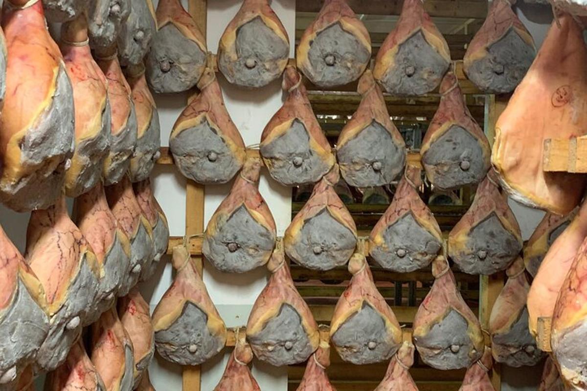 sekumpulan periuk yang tergantung di dinding