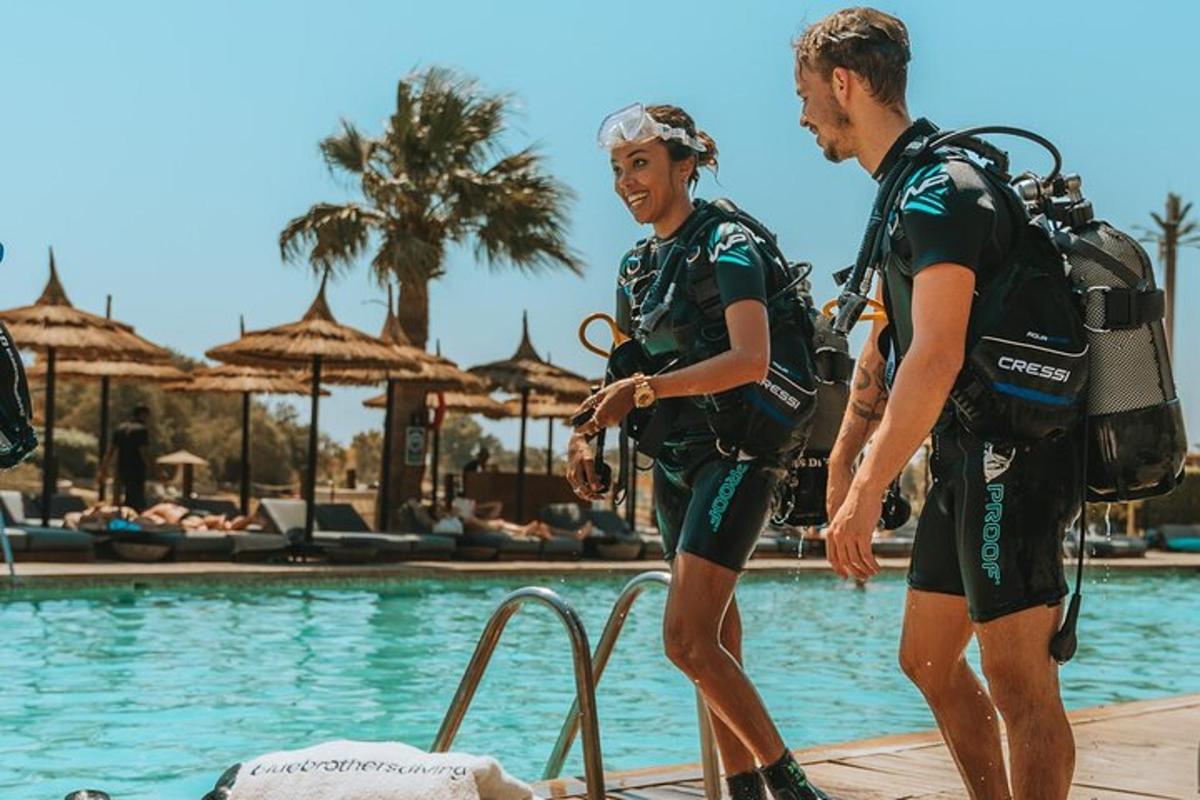 un bărbat și o femeie care stau lângă o piscină