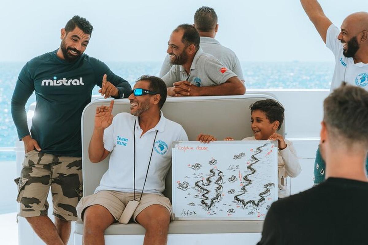 un grup de bărbați așezați pe o barcă