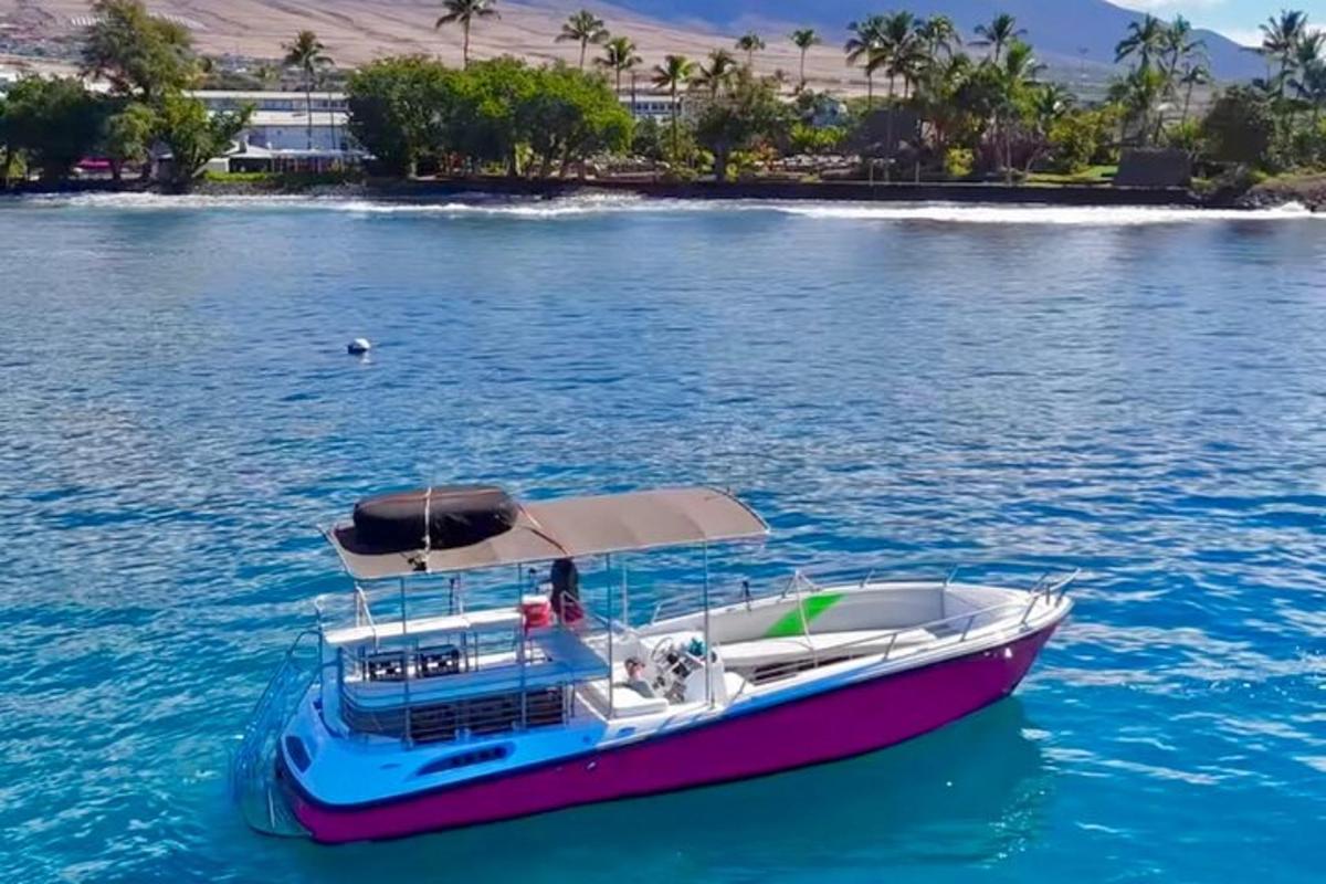 Un barco rosa y azul en el agua