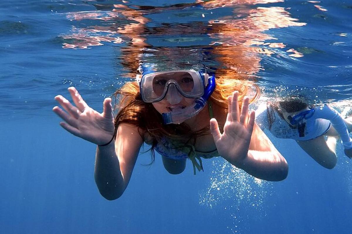 due donne stanno nuotando nell'acqua