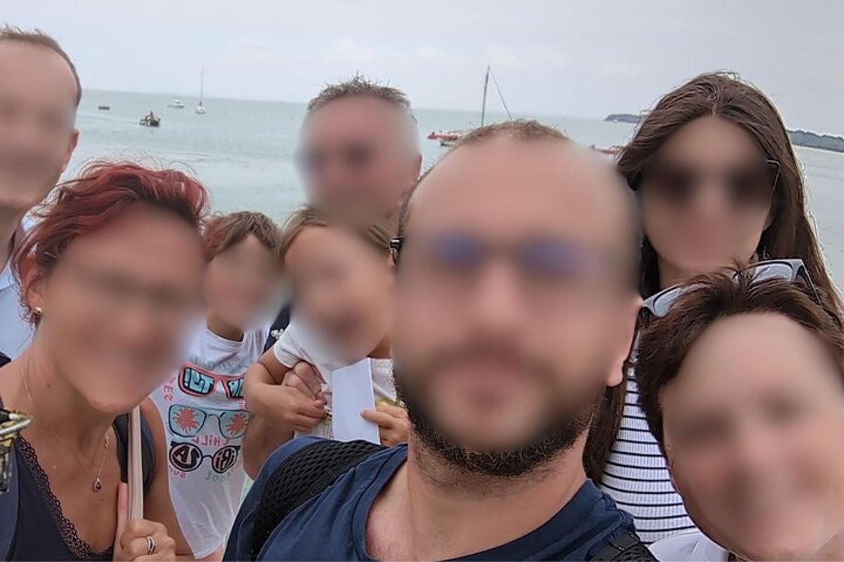 egy csoport ember áll a strand mellett