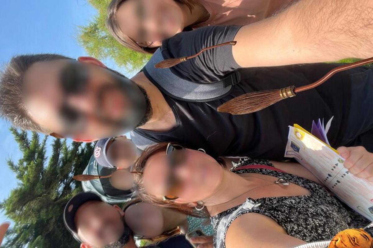 skupina lidí stojících ve skupině s brýlemi