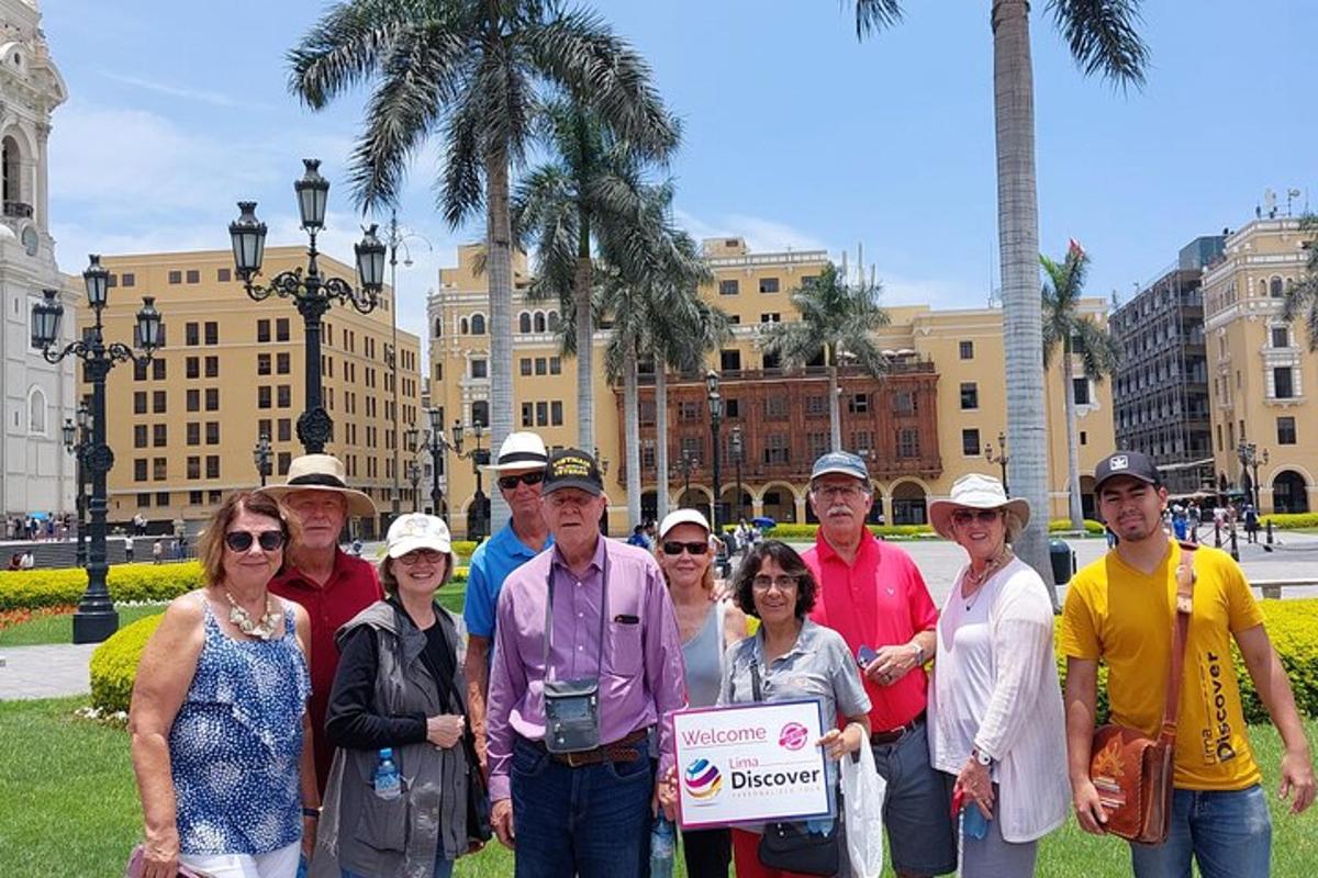 un grup de persones posant per a una foto en una ciutat