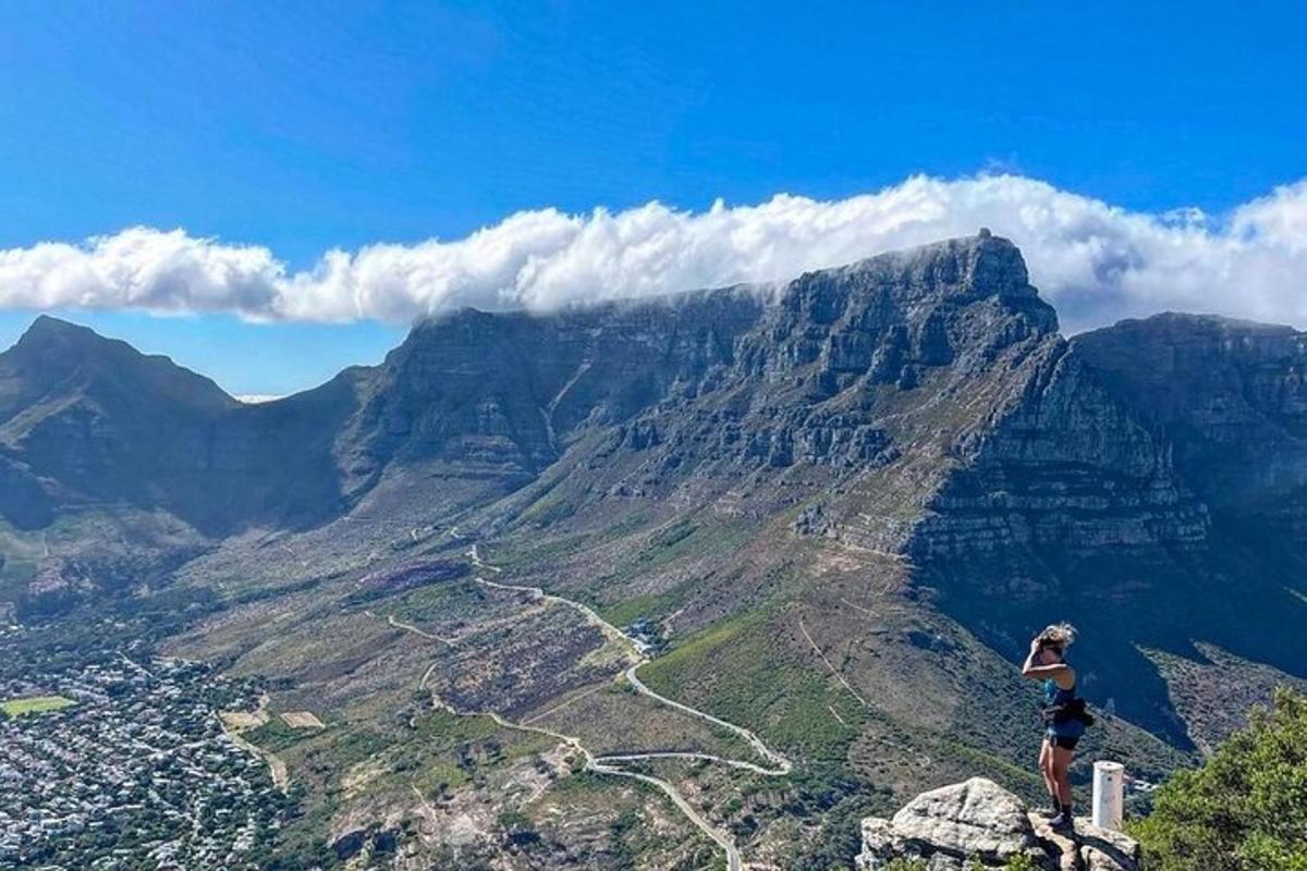 uma pessoa em pé no topo de uma montanha