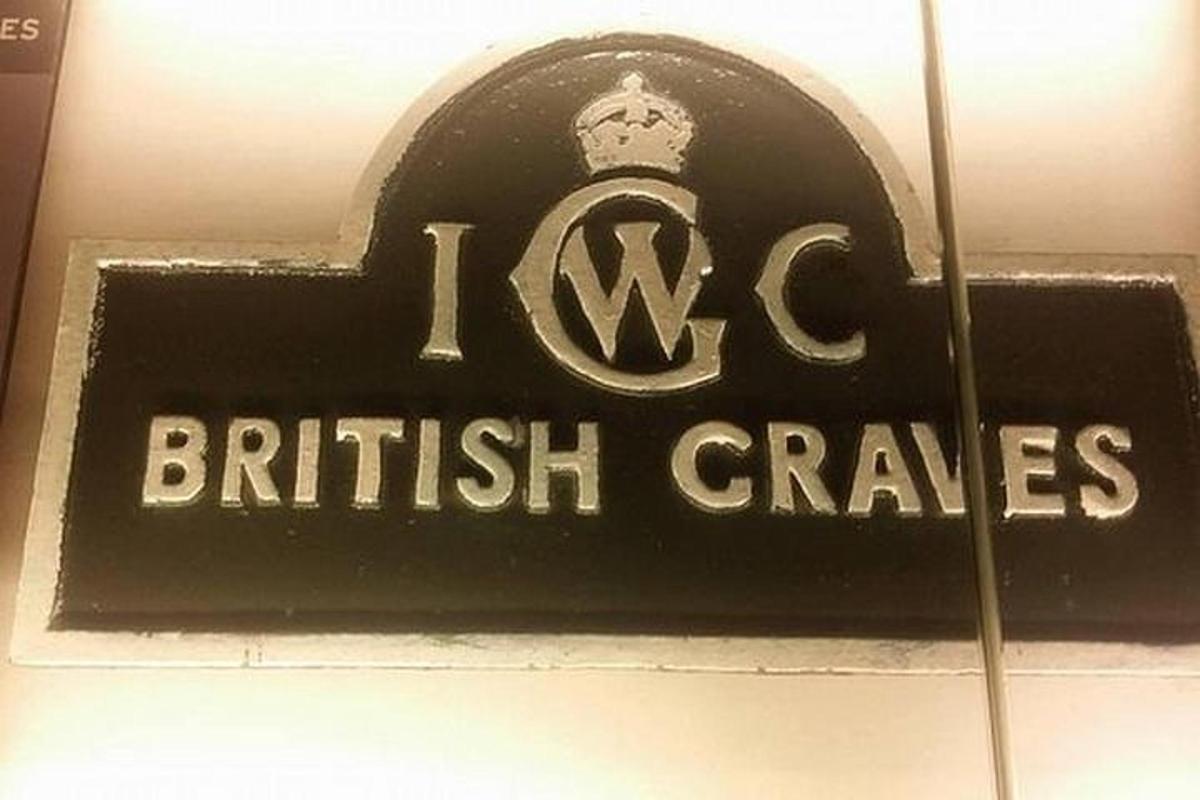 ein schwarzes Schild mit der Aufschrift „British Crazes“