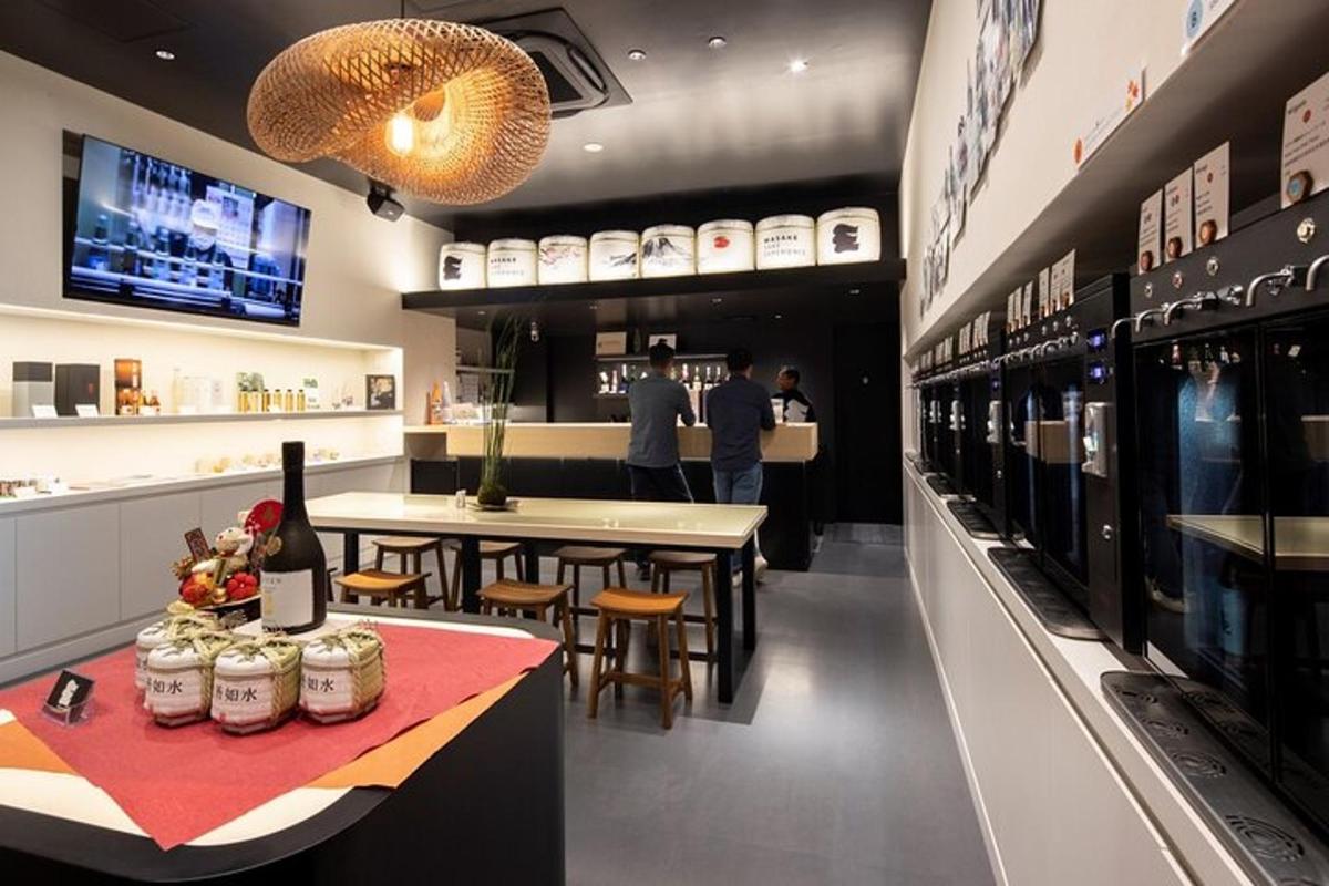 un ristorante con un bancone con bottiglie di vino