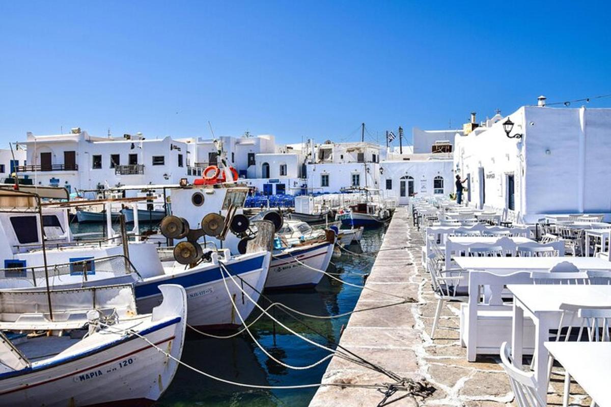 μια ομάδα σκαφών που δένουν σε ένα λιμάνι με κτίρια