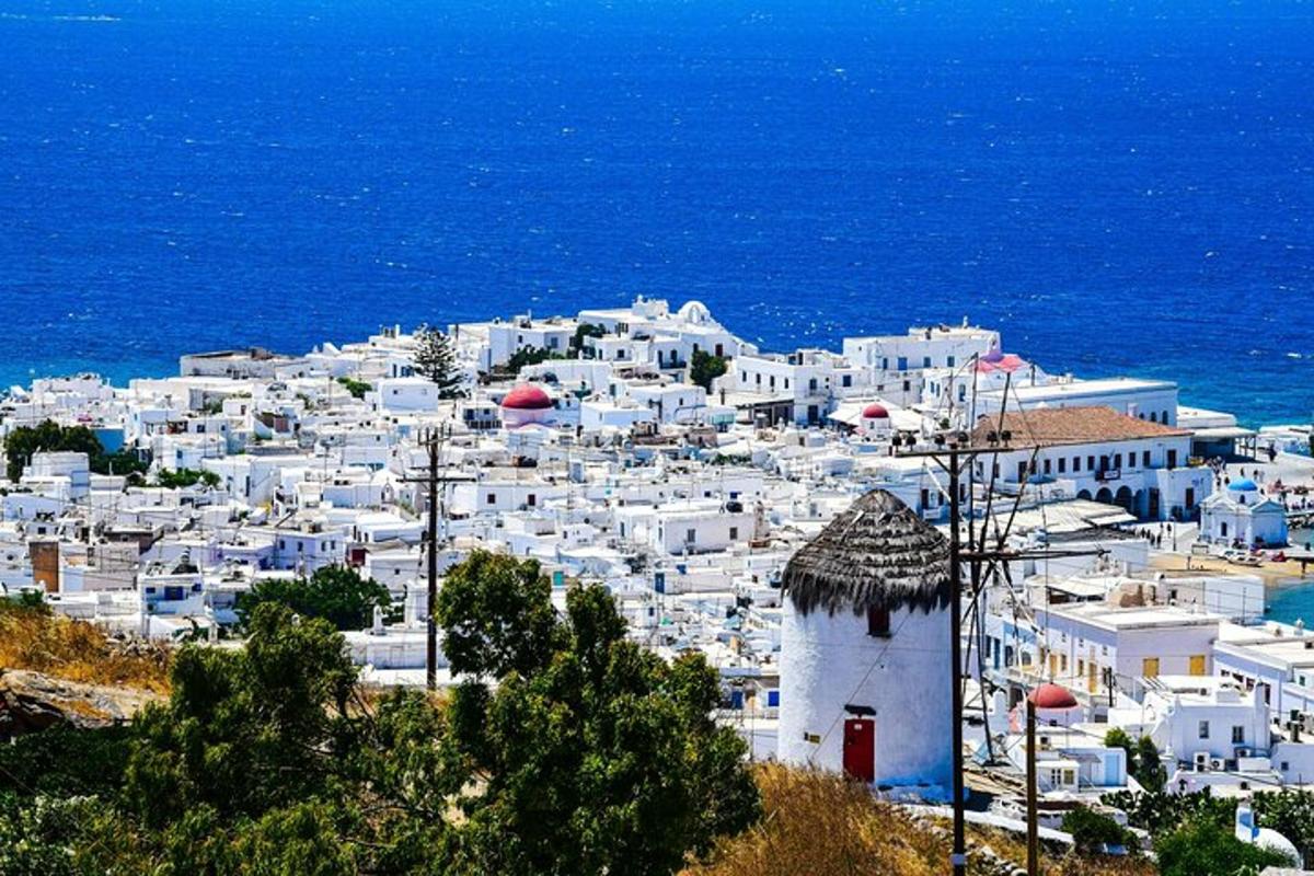 μια πόλη με λευκά κτίρια και τον ωκεανό