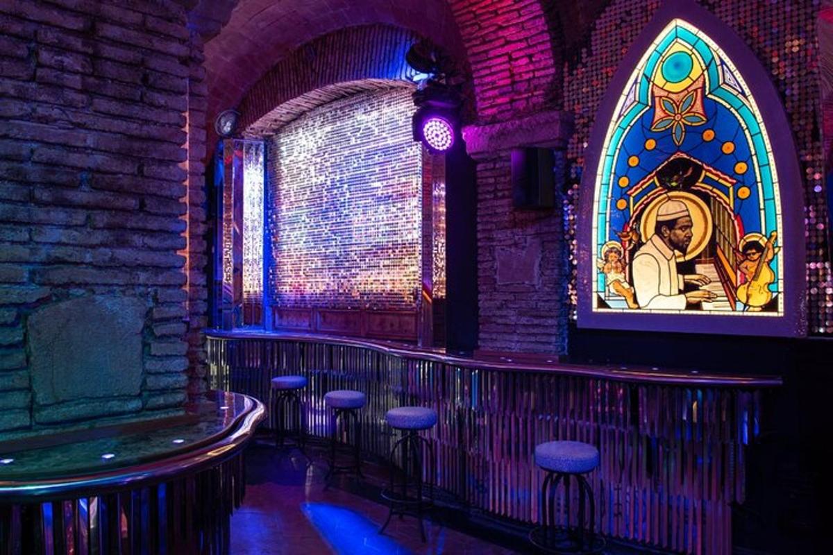 bar s vitrážovým oknem a stoličkami