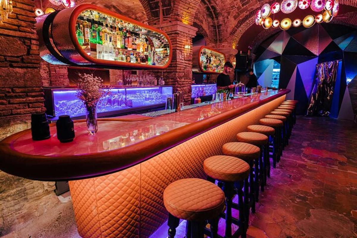 un bar amb tamborets en una habitació amb una paret