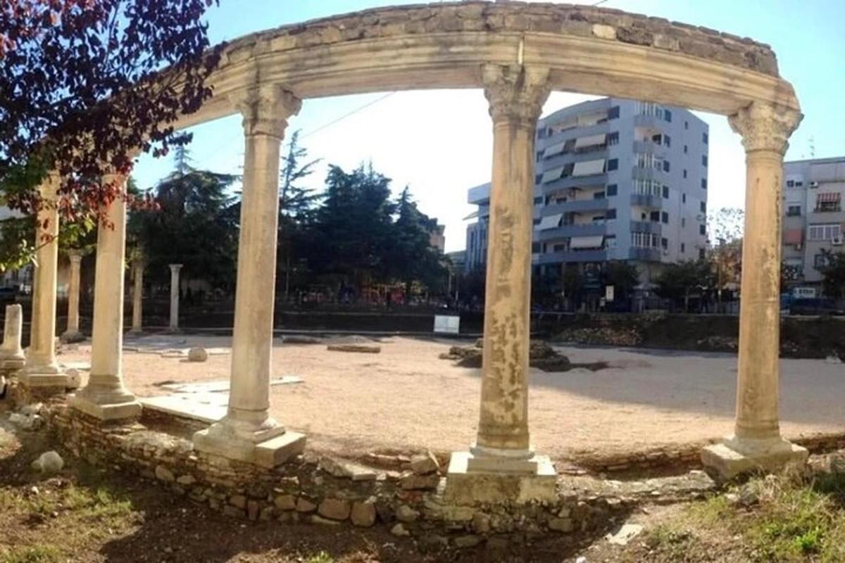 un arco in mezzo a un parco