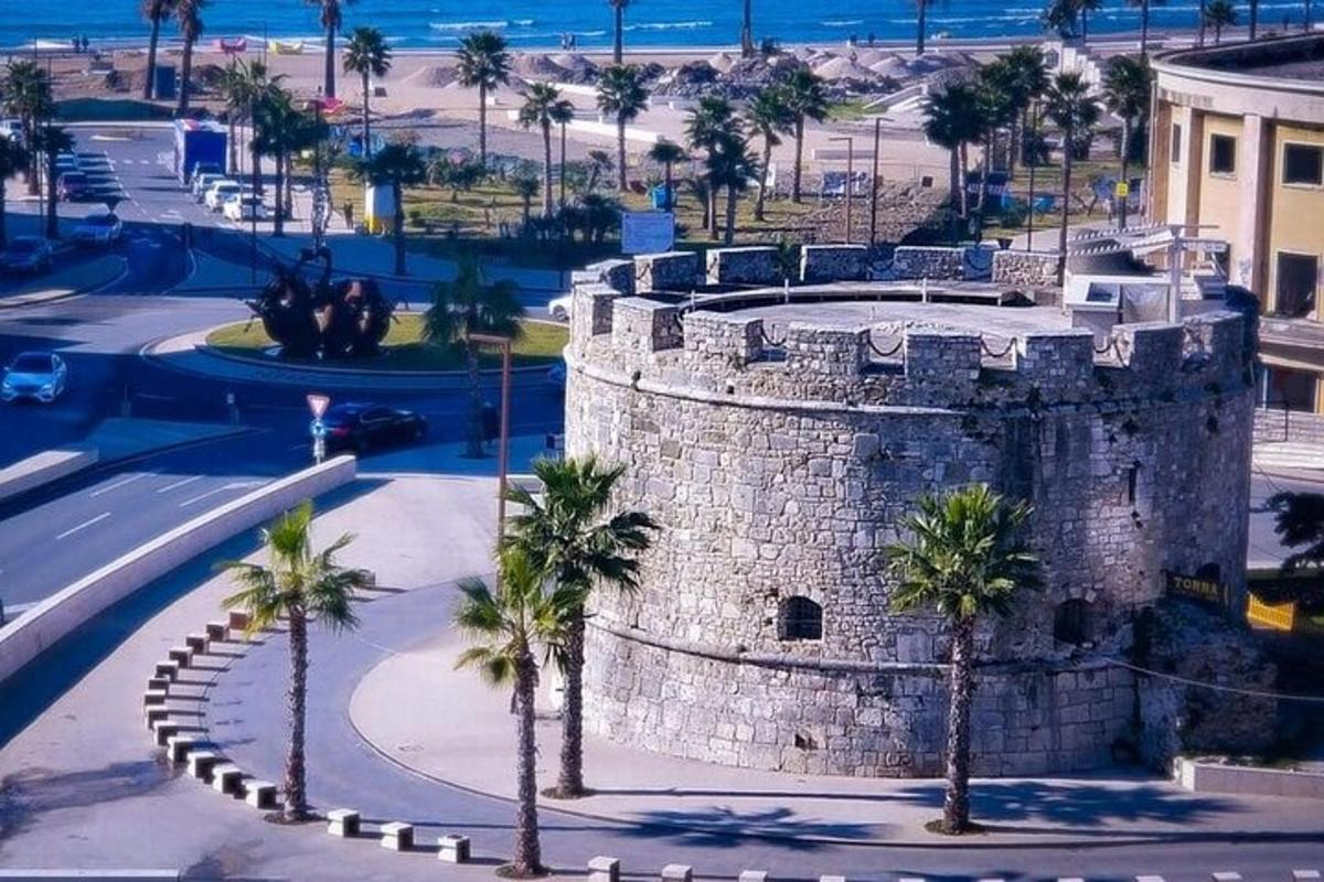 un castello con palme di fronte a una strada