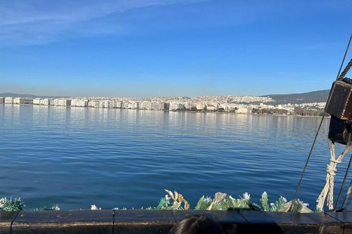 una vista di un grande specchio d'acqua