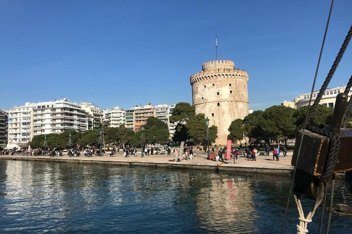 un'alta torre bianca accanto a uno specchio d'acqua