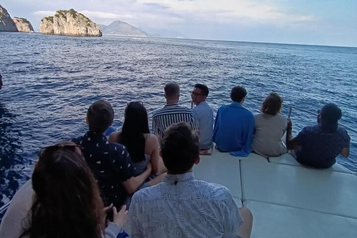 skupina lidí sedících na lodi v oceánu