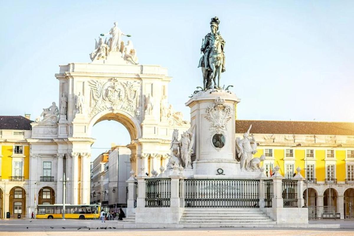 o clădire mare cu o statuie în fața ei