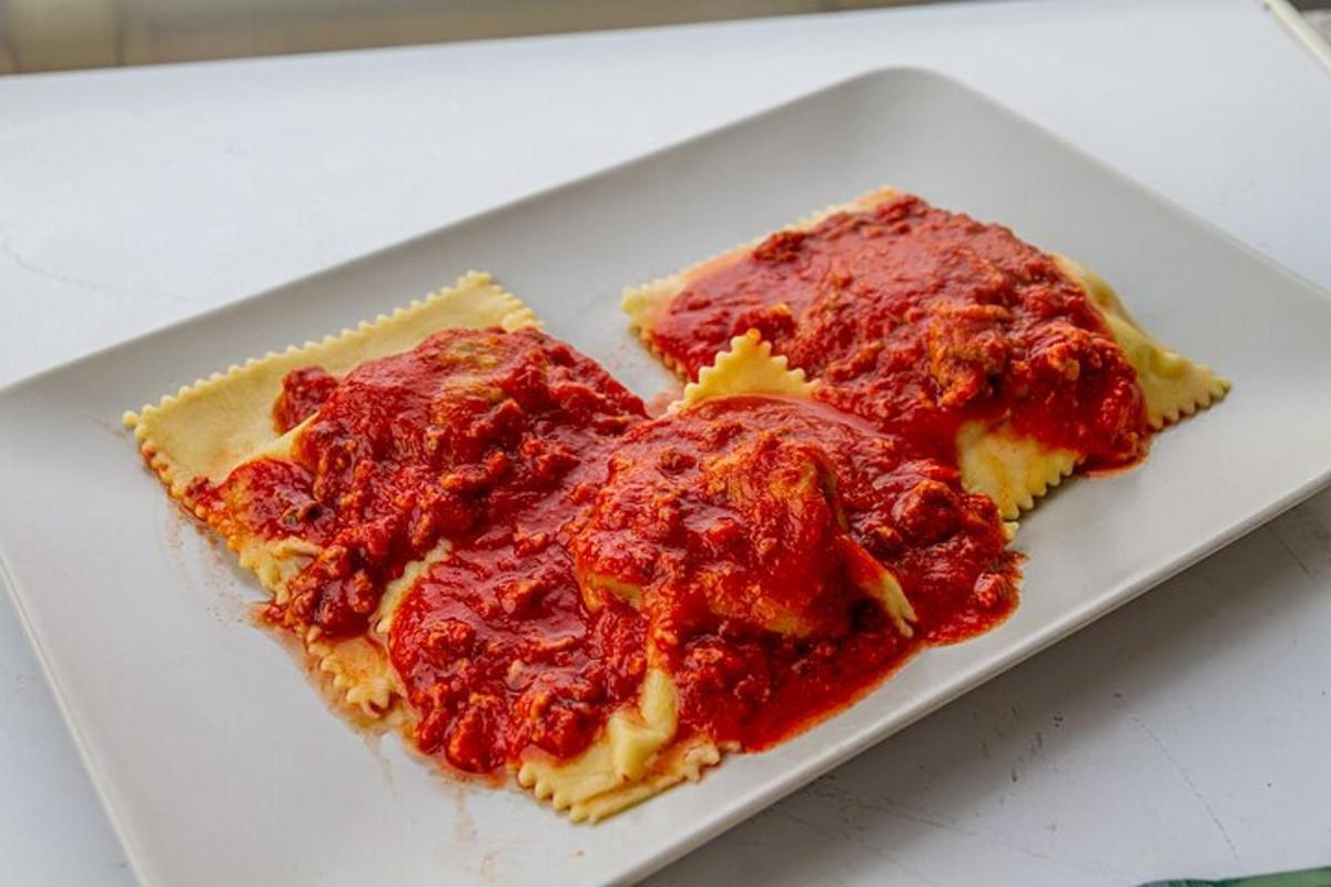 duas fatias de pizza em um prato branco