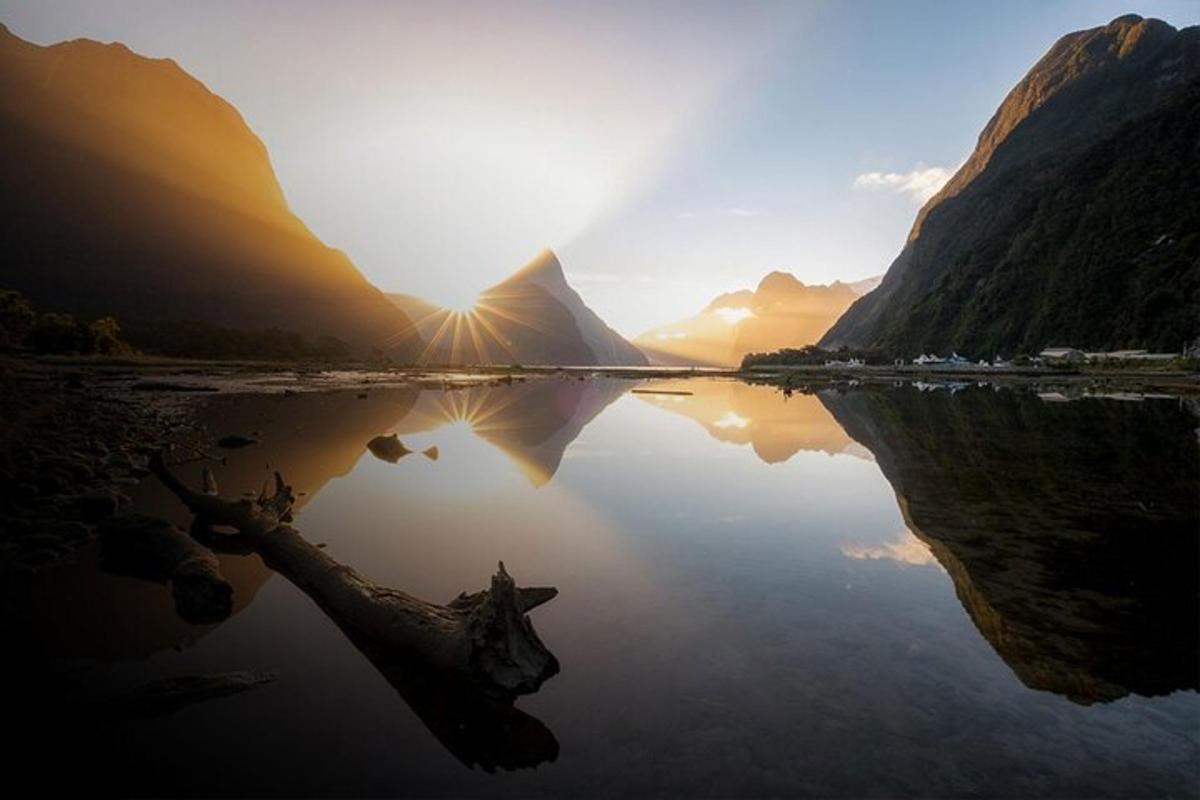 speglun fjalls í vatni