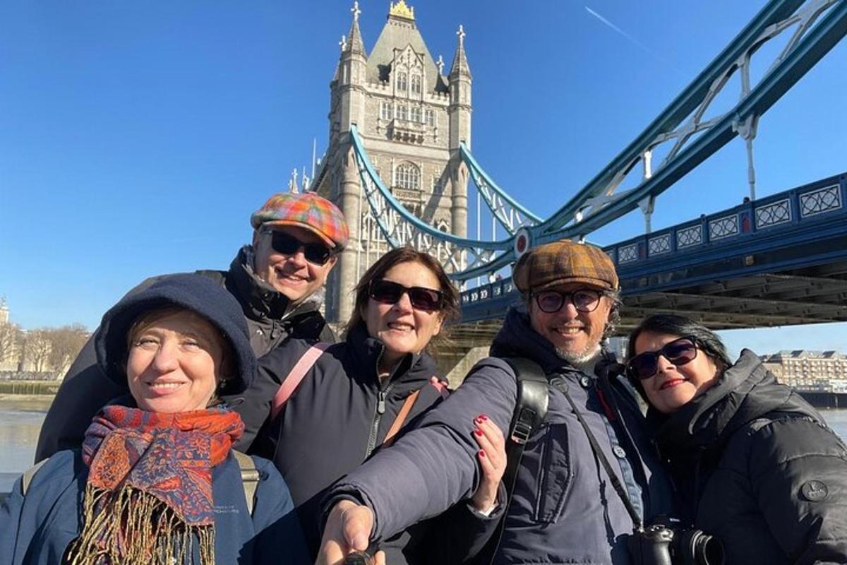 un grup de oameni care stăteau în fața podului Tower Bridge