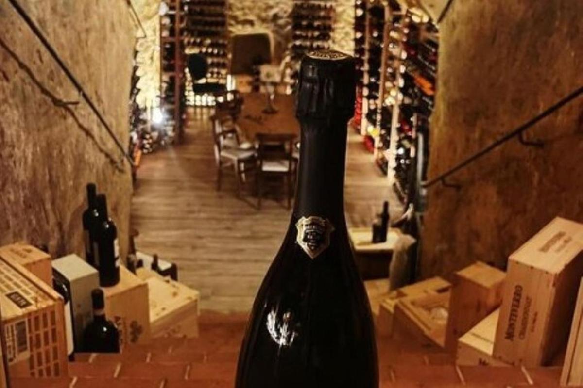 una bottiglia di vino appoggiata sul pavimento di una cantina