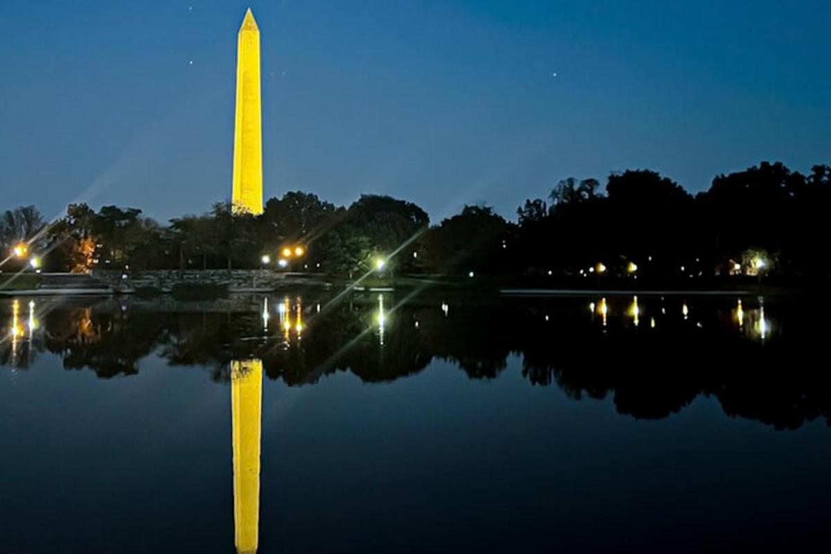 Odraz Washingtonského monumentu ve vodě v noci