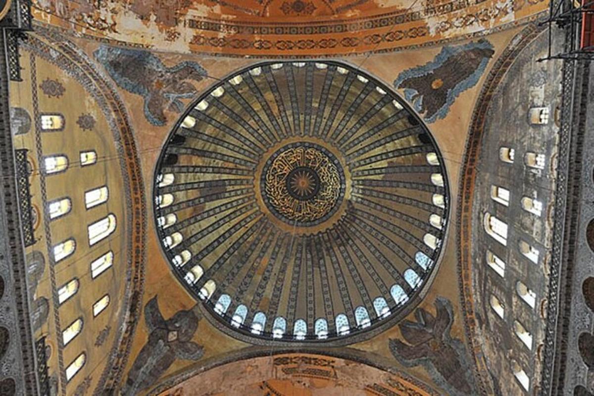 una cupola di un edificio con un soffitto