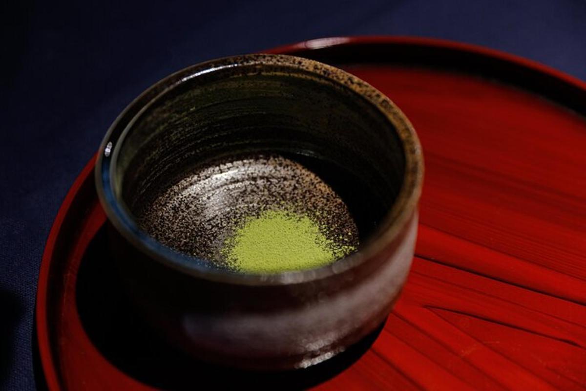 una taza de líquido verde en un plato rojo