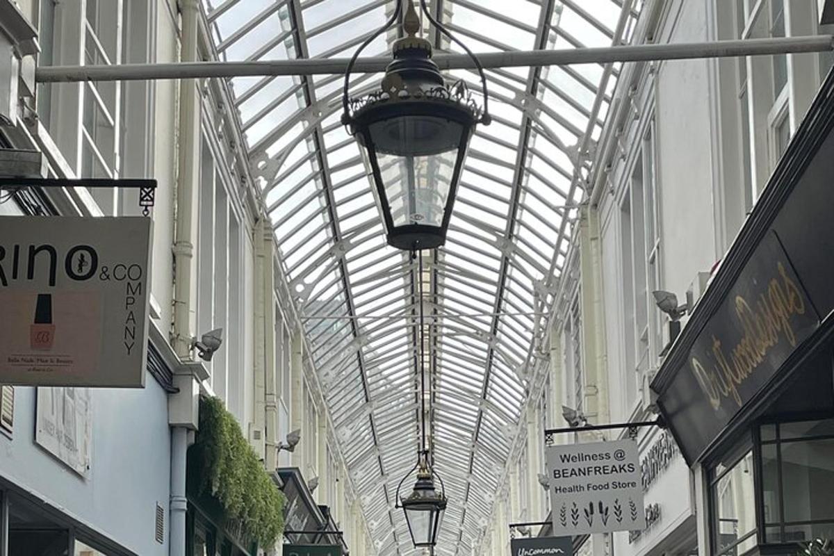 tavanul de sticlă al unui centru comercial cu un felinar stradal