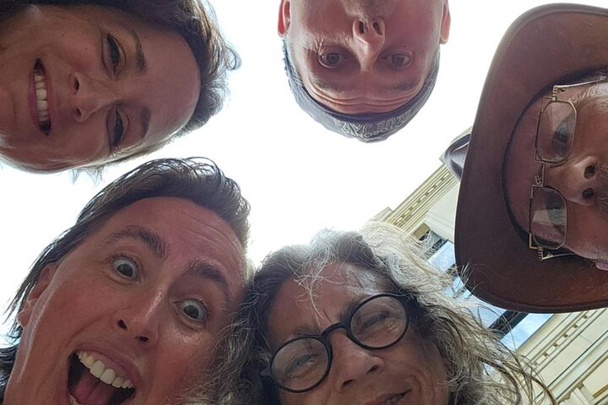 un grup de dones somriuen per a la càmera