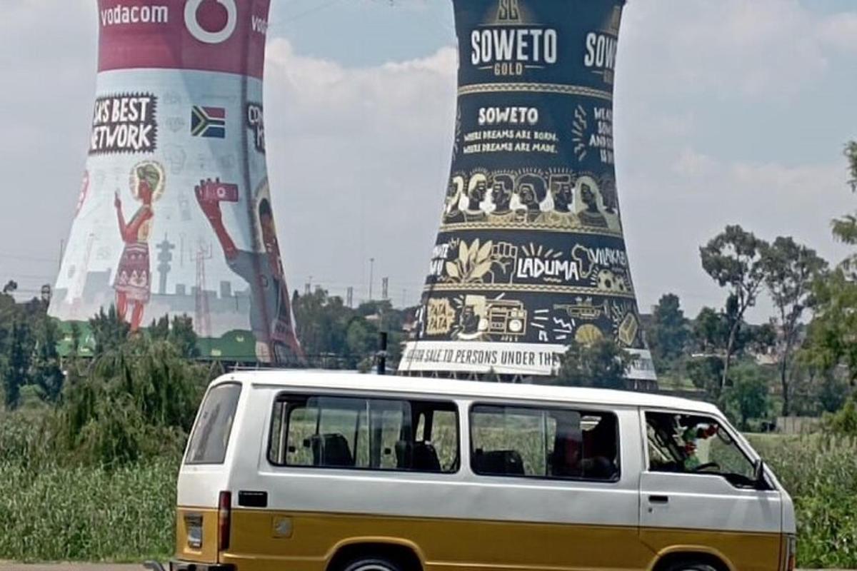 bílá dodávka zaparkovaná před dvěma věžemi