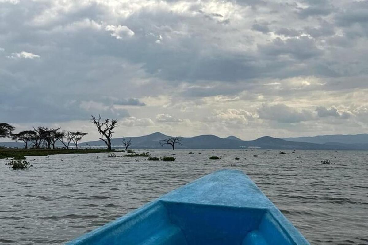 un vaixell blau al mig d'una massa d'aigua