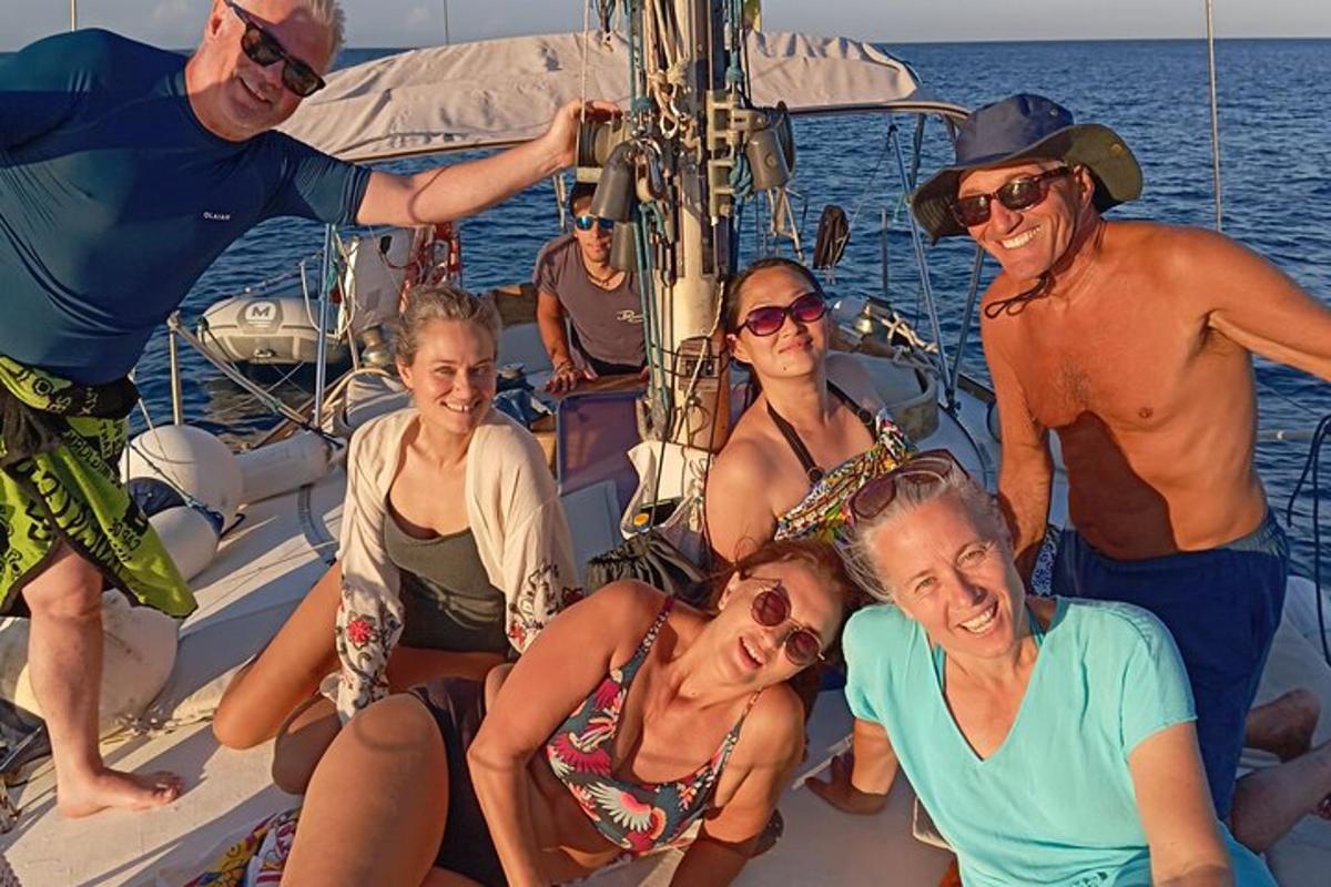 un grup de persones en un vaixell a l'aigua