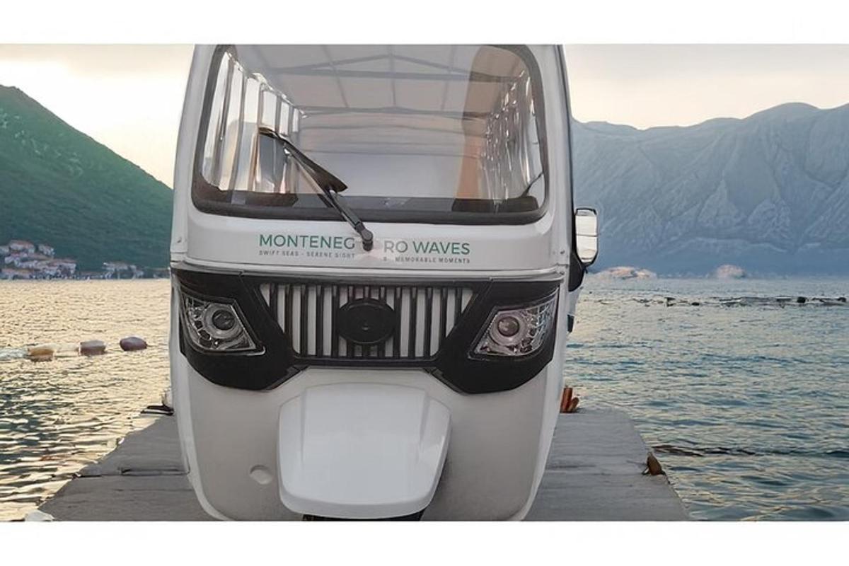 isang motorhome na nakaparada sa isang pantalan sa tabi ng tubig